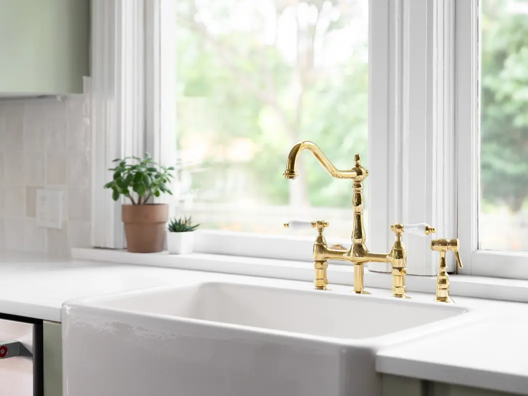 A blend of modern and rustic elements, modern farmhouse design combines clean lines with warm and inviting touches. It features natural materials, neutral colors, shiplap walls, and vintage-inspired fixtures.